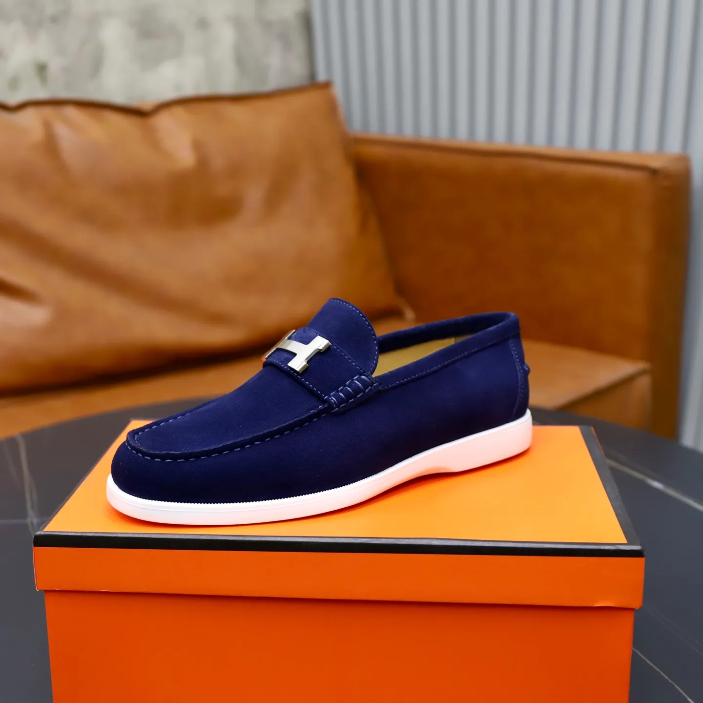Ex-factory price: 540💰Hermès/Hermès slip-on men's shoes. This shoe is made of imported cow suede leather, with simple and smooth lines, and a 3CM rubber foam ultra-light sole combined with aerodynamic design! Youthful and fashionable, H button decoration, contrasting leather embellishment on the heel, calf lining to gently wrap your feet, with embossed logo cowhide feet, leather rock strips, casual and urban style, highlighting youthful vitality, sports and leisure version, super versatile Size number: 38-39-40-41-42-43-44 Standard leather shoe size (45 can be customized but does not support returns)